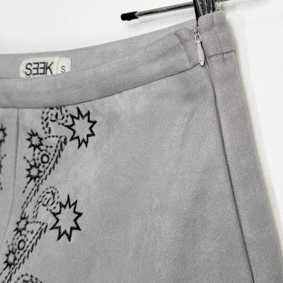 SEEK The Label Faux Suede Embroidered Boho Western Mini Skirt, Light Grey size S - Picture 3 of 5